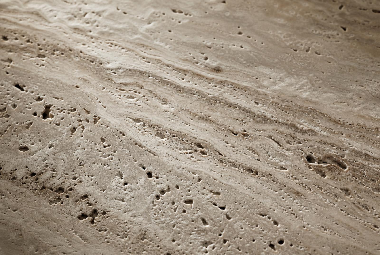 Muro de travertino veteado